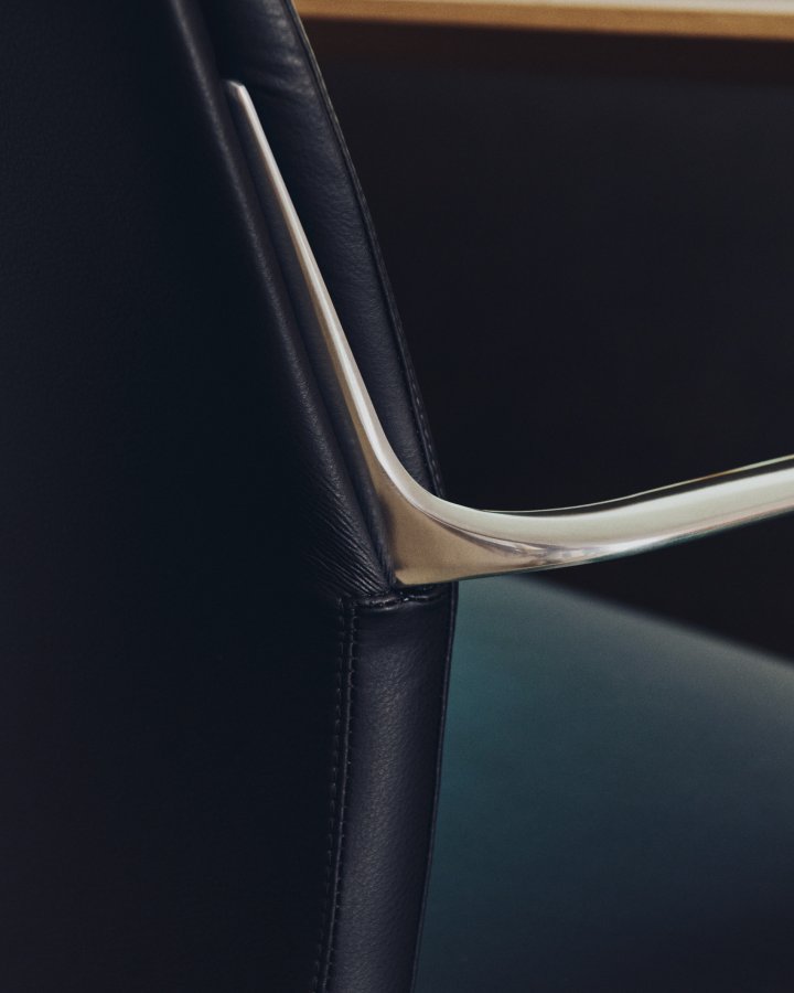 KAVE HOME Nerlan kontorstol, m. arml�n og hjul - sort kunstl�der og aluminium