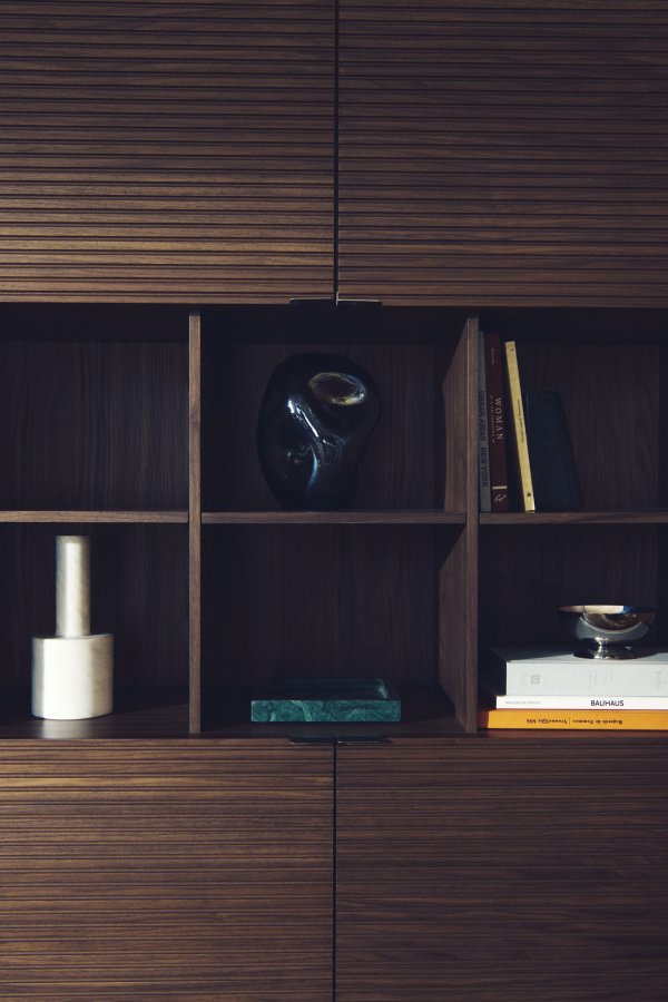 KAVE HOME Norlen h�j sk�nk, m. 4 l�ger og hylder - valn�ddefiner