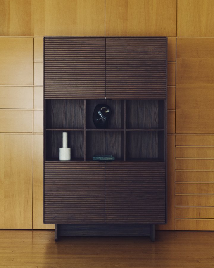 KAVE HOME Norlen h�j sk�nk, m. 4 l�ger og hylder - valn�ddefiner