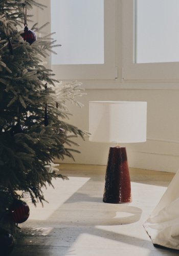 KAVE HOME Drava bordlampe - bomuld og bordeaux keramik