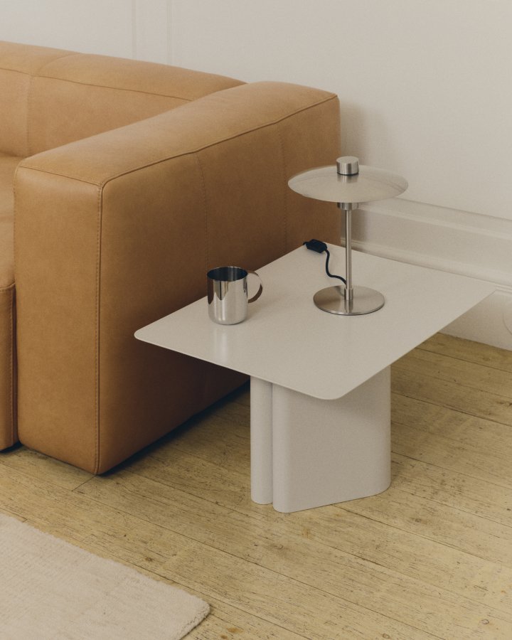 KAVE HOME Nuvira bordlampe - lysegr� b�rstet metal