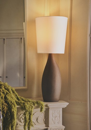 KAVE HOME Viona stor bordlampe - elfenben bomuld og gr� metal med tekstureret steneffekt (H:77)