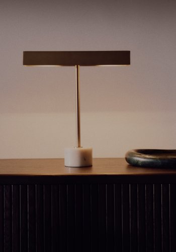 KAVE HOME Lynor bordlampe - b�rstet metal og hvid marmor