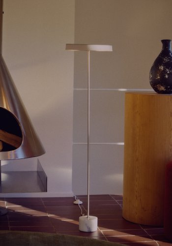 KAVE HOME Lynor gulvlampe - b�rstet metal og hvid marmor