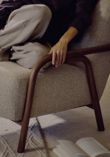 KAVE HOME Sylo l�nestol, m. arml�n - beige chenille og valn�ddefarvet asketr�