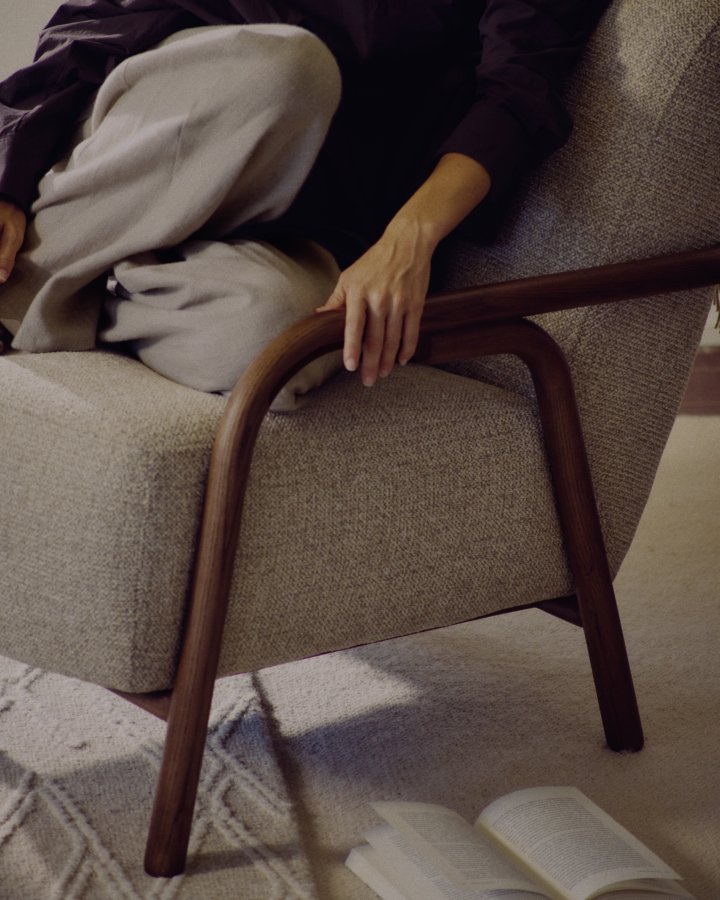 KAVE HOME Sylo l�nestol, m. arml�n - beige chenille og valn�ddefarvet asketr�