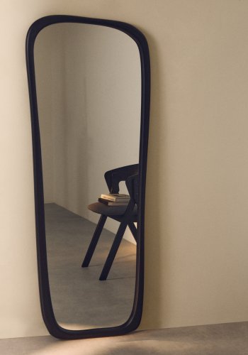 KAVE HOME Alura gulvspejl, organisk - spejlglas og sort teaktr� (158x61)