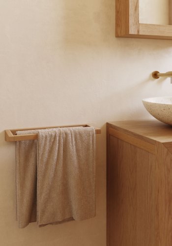 KAVE HOME Kenta hndklehylle i heltre teak, 40 x 5 cm