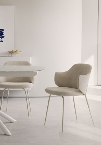 KAVE HOME Yunia spisebordstol, med armlener - beige stoff og sort stl