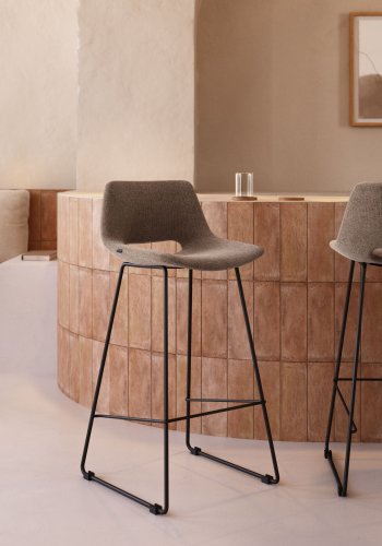 KAVE HOME Zahara barstol, m. rygln og fodsttte - brun stof og sort stl