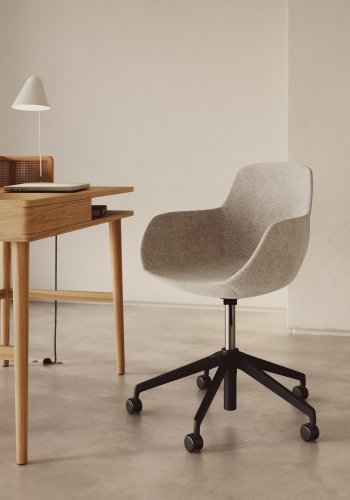 KAVE HOME Tissiana skrivebordsstol, med armlener - brunt kunstskinn og matt sort aluminium