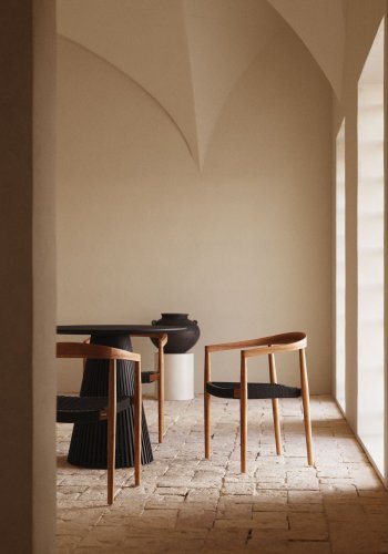 KAVE HOME Ydalia hagestol, m armlener, stabelbar - svart tau og brun teak