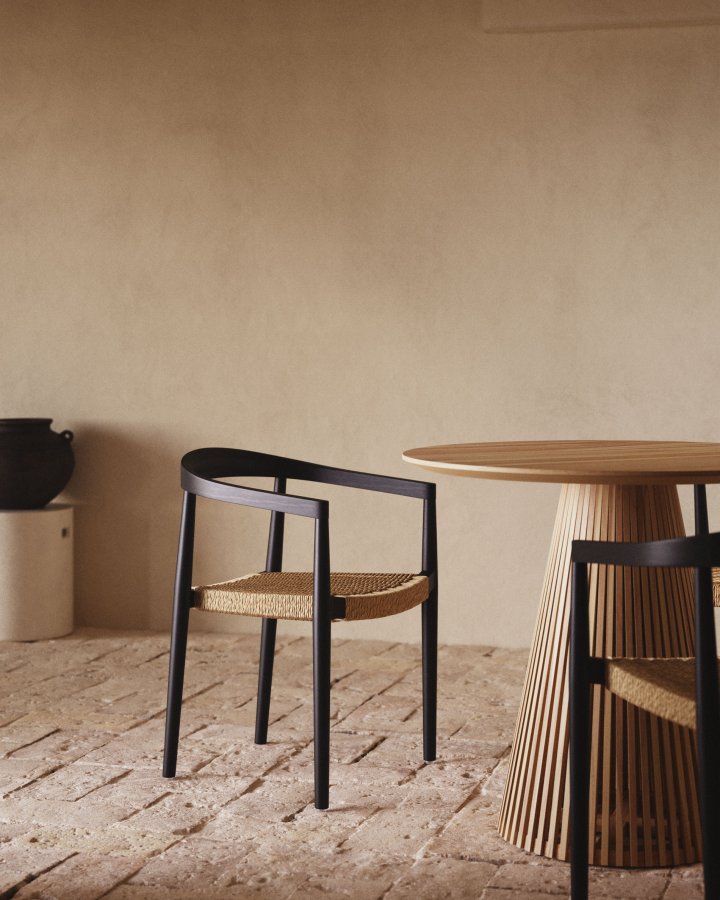 KAVE HOME Ydalia hagestol, m armlener, stablebar - naturlig tau og sort teak