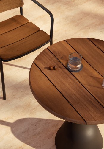 KAVE HOME Saura bord, svart metallplate akasie med valnttfinish, 75 x 70 cm FSC 100%