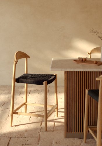 KAVE HOME Nina barkrakk, med ryggsttte og fotsttte - svart tau og naturlig akasietre (H:62)