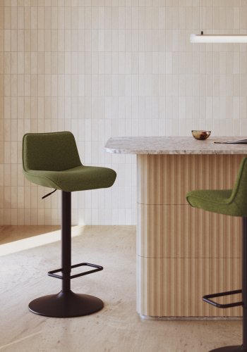 KAVE HOME Zenda barkrakk, med ryggsttte og fotsttte - mrkegrnn chenille og matt sort stl (H:81-102)