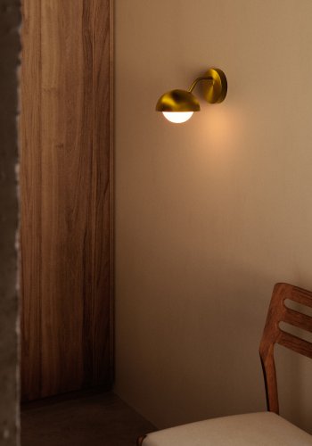 KAVE HOME Lonela vegglampe i metall med messingfinish