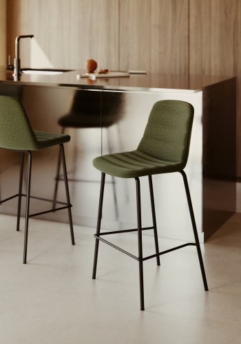 KAVE HOME Zunilda barkrakk, med ryggsttte og fotsttte - mrkegrnn chenille og matt sort stl (H:65cm)