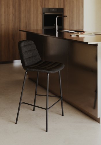 KAVE HOME Zunilda barkrakk, med ryggsttte og fotsttte - svart chenille og matt sort stl (H:65cm)