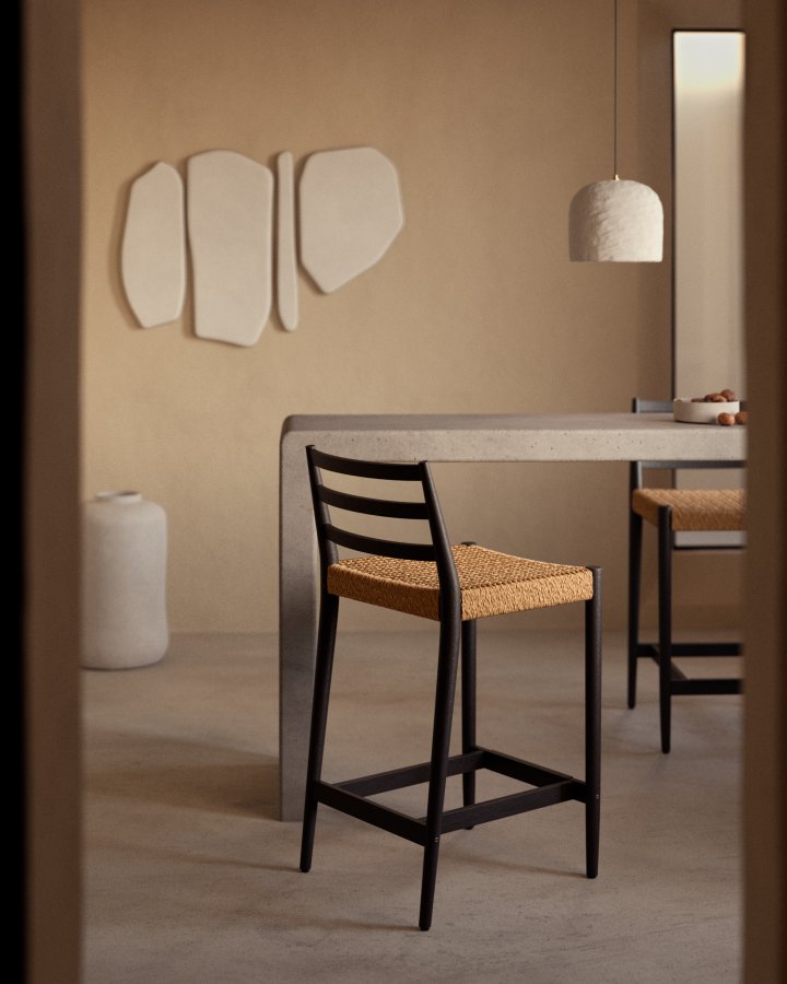 KAVE HOME Analy krakk med ryggsttte i heltre eik i sort utfrelse og sete med snor, 70 cm,