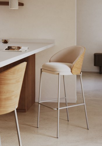 KAVE HOME Eamy Barhocker, mit Rückenlehne und Fußstütze – beige Chenille, natürliches Eschenfurnier, beiges Metall (H:77)