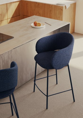 KAVE HOME Maina krakk i bl chenille og stlben med bl finish FSC Mix Credit 65 cm