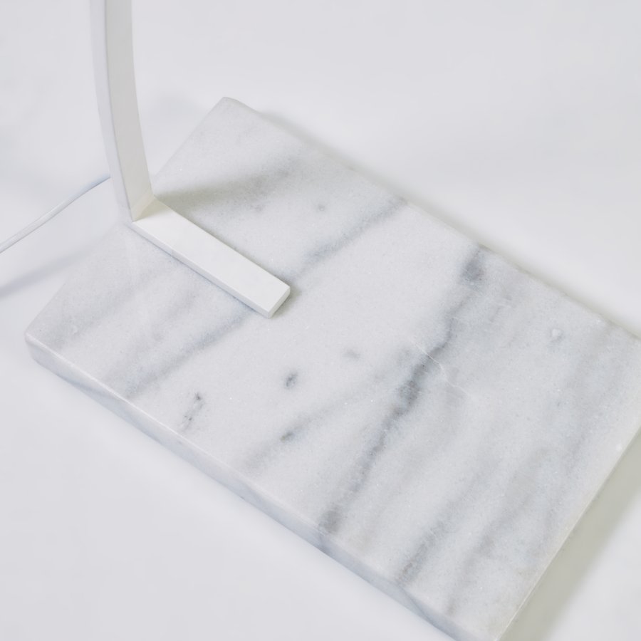 KAVE HOME Juhe gulvlampe - finér i naturaske og hvit stl/marmor