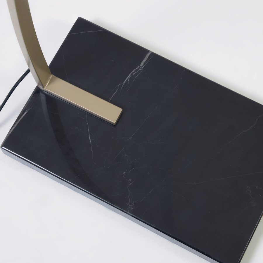 KAVE HOME Juhe gulvlampe - gull stl og sort stoff/marmor