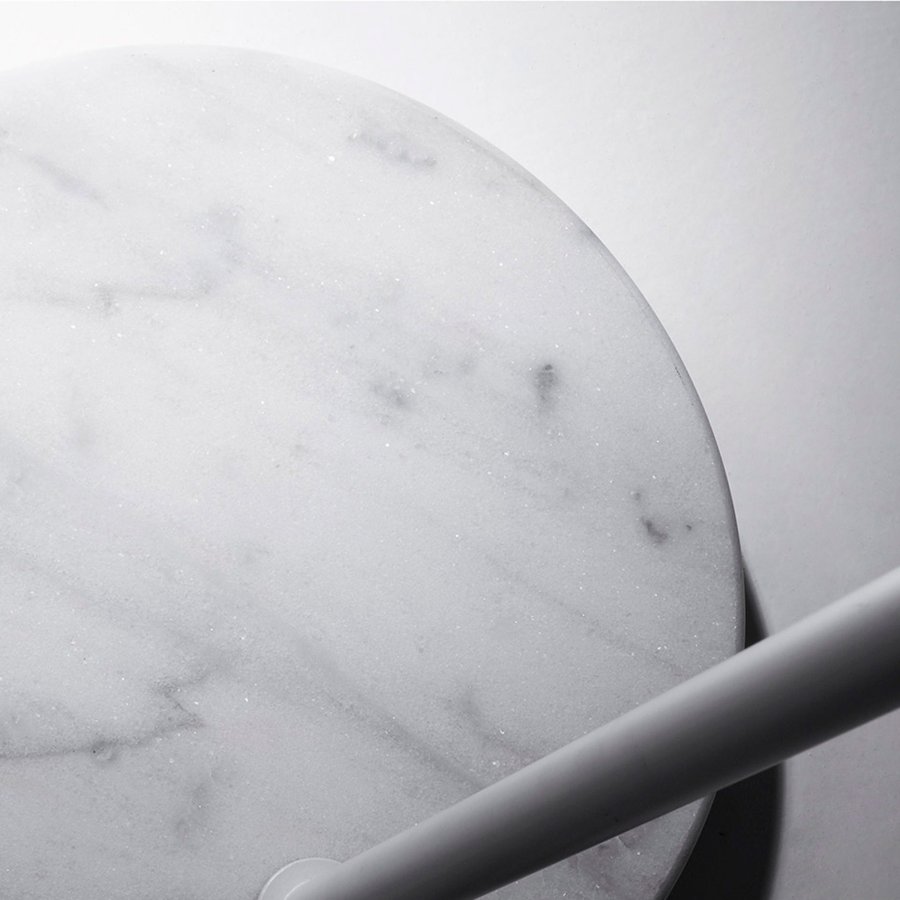 KAVE HOME Lee gulvlampe - hvit metall/marmor/stoff