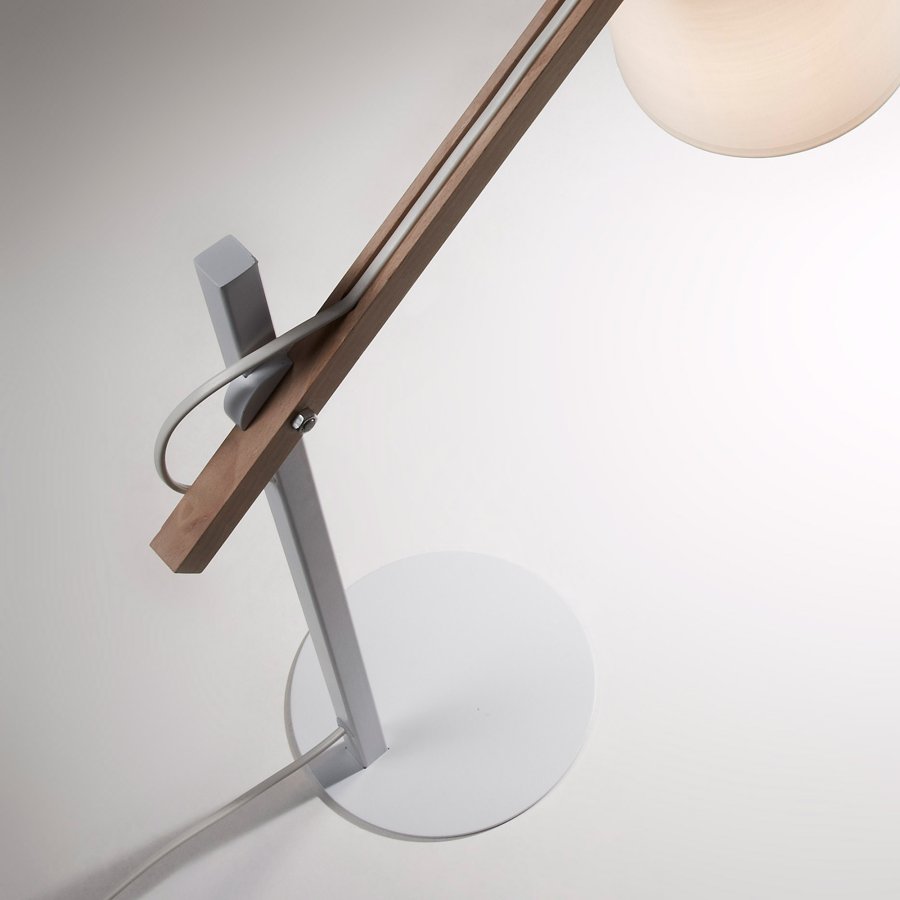 KAVE HOME Jovik bordlampe - hvit metall/bomull og naturlig tre 