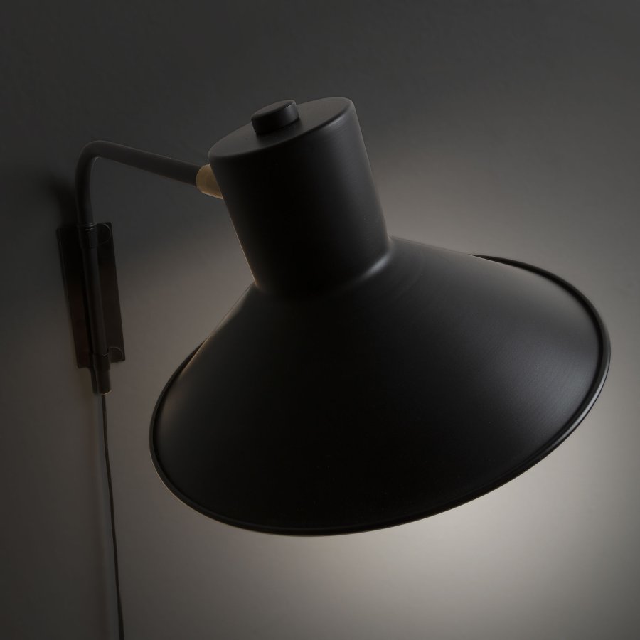 KAVE HOME Plass vegglampe - sort/messing metall 