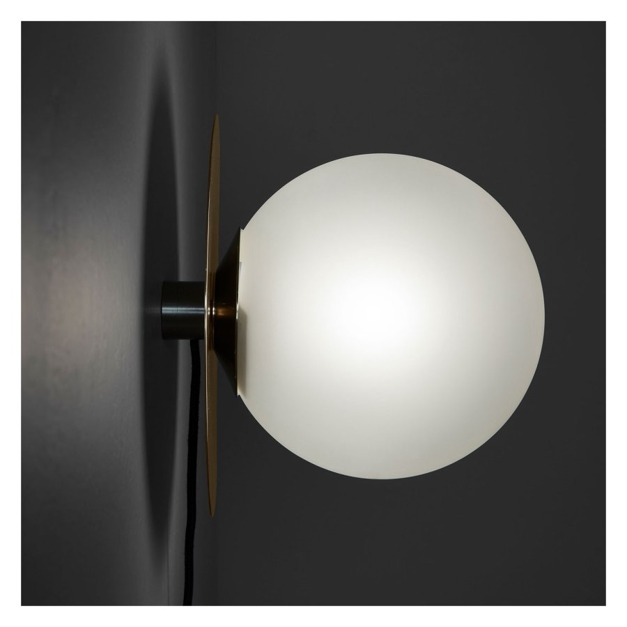 KAVE HOME Manz vegglampe - frostet glass og messingmetall 
