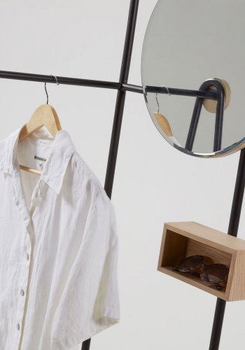 KAVE HOME Nostalgisk garderobestativ - natur/svart ask finer/metall, m. rundt speil og hyller