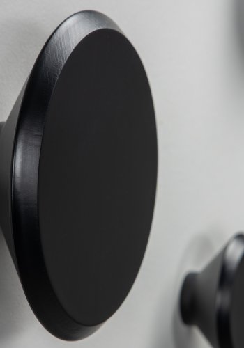 KAVE HOME Sett med 3 Nadua kleshengere i heltre med naturlig svart bkefinish.