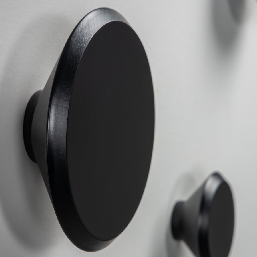 KAVE HOME Sett med 3 Nadua kleshengere i heltre med naturlig svart bkefinish.