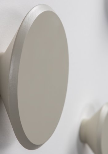 KAVE HOME Sett med 3 Nadua kleshengere i heltre med en naturlig beige bkefinish.