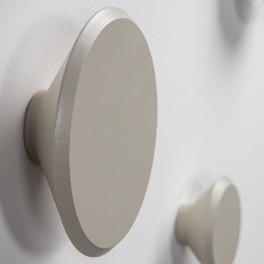 KAVE HOME Sett med 3 Nadua kleshengere i heltre med en naturlig beige bkefinish.