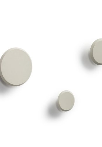 KAVE HOME Sett med 3 Nadua kleshengere i heltre med en naturlig beige bkefinish.