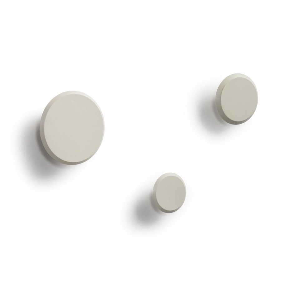 KAVE HOME Sett med 3 Nadua kleshengere i heltre med en naturlig beige bkefinish.