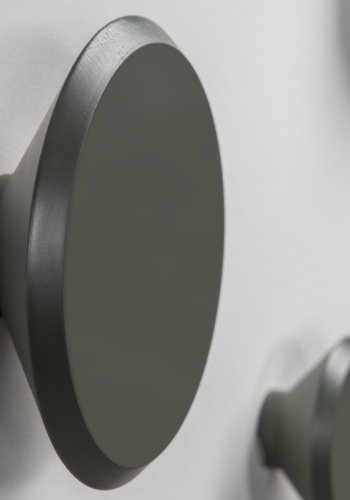 KAVE HOME Sett med 3 Nadua kleshengere i heltre med en naturlig grnn bkefinish.