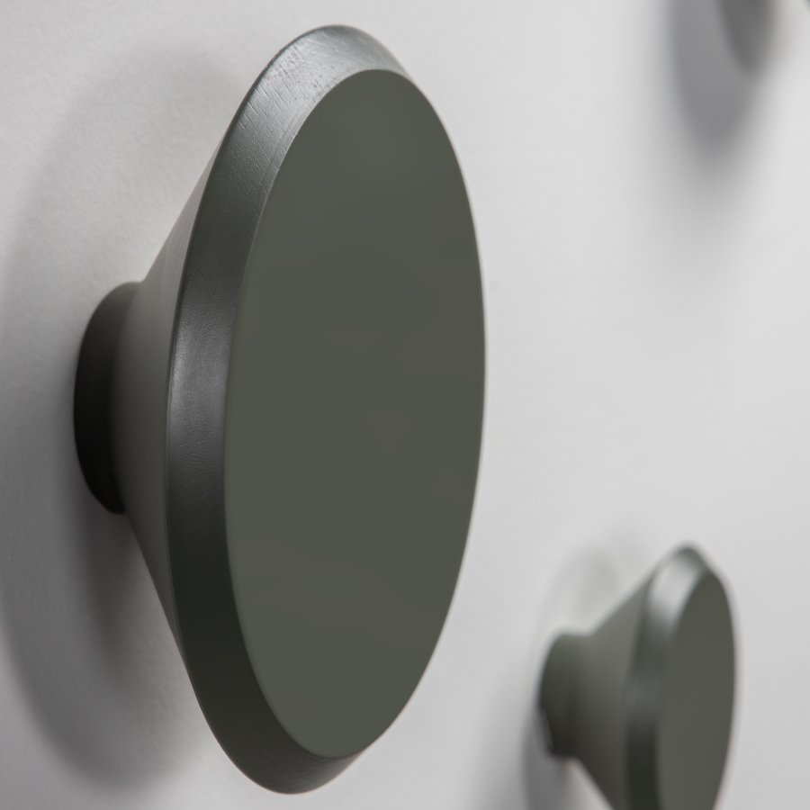 KAVE HOME Sett med 3 Nadua kleshengere i heltre med en naturlig grnn bkefinish.