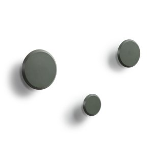 KAVE HOME Sett med 3 Nadua kleshengere i heltre med en naturlig grnn bkefinish.