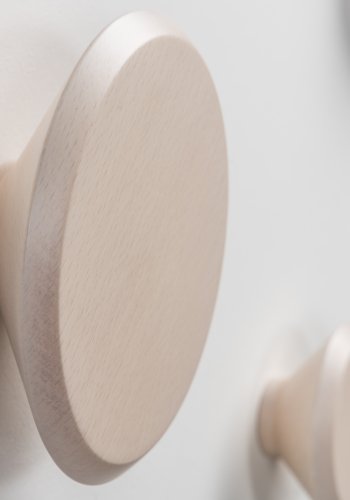 KAVE HOME Sett med 3 Nadua kleshengere i heltre med naturlig bkefinish.