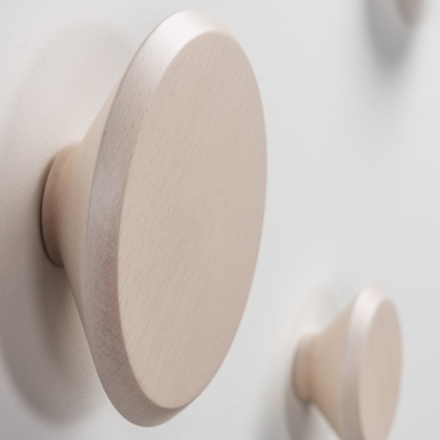 KAVE HOME Sett med 3 Nadua kleshengere i heltre med naturlig bkefinish.