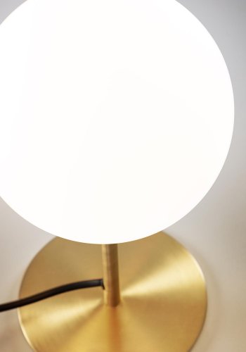 KAVE HOME Mahala bordlampe - hvitt glass og messingstl 