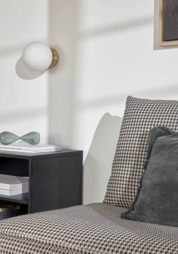 KAVE HOME Mahala vegglampe - hvitt glass og messingst�l