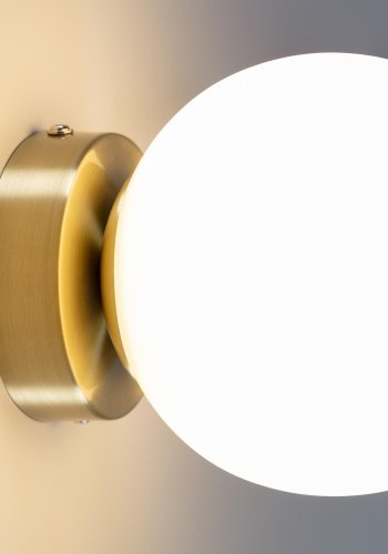 KAVE HOME Mahala vegglampe - hvitt glass og messingst�l