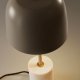 KAVE HOME Alish bordlampe - beige marmor og metall