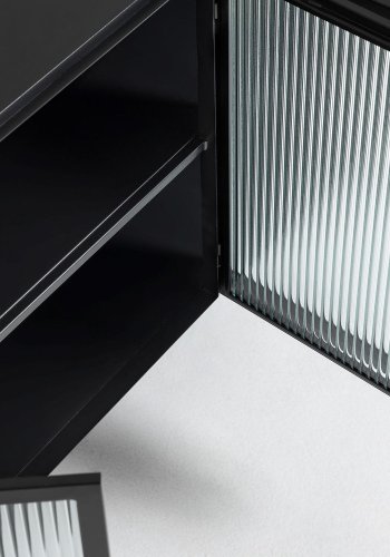 KAVE HOME Trixie skjenk, m. 4 drer og hylle - klart glass og sort stl (160x81)