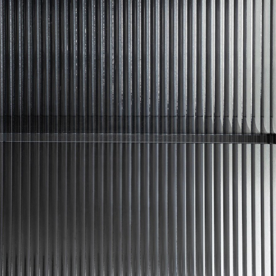 KAVE HOME Trixie skjenk, m. 4 drer og hylle - klart glass og sort stl (160x81)